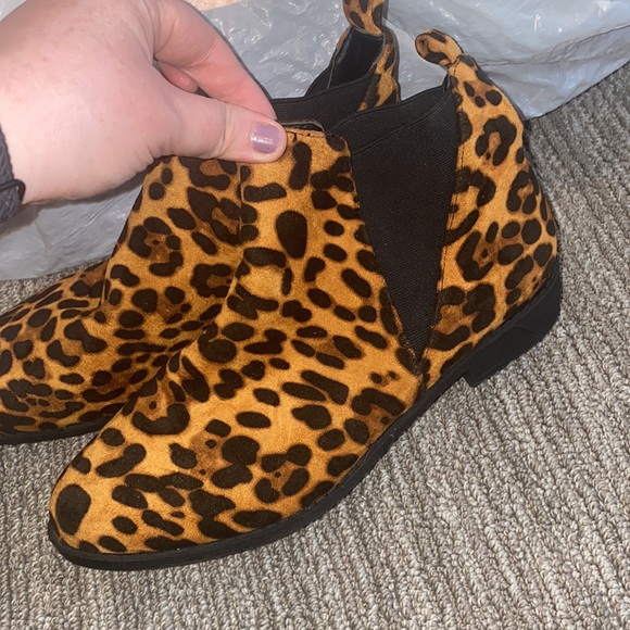 Boots- cheetah print - Picture 2 of 4